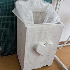 カントリー調 木製ゴミ箱　キャスター付きの画像