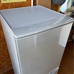 I0301 SHARP  シャープ　137L 2015年　2ドア冷蔵庫　一部割れありの画像