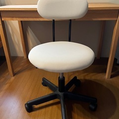 無印良品デスクと椅子の画像