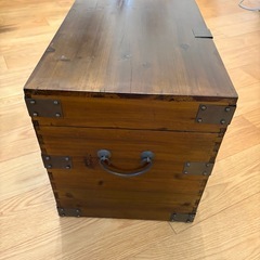 日本の古物収納家具の画像