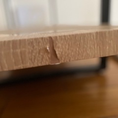 リビングルームに棚ラックとテーブルを2セット1つずつの画像