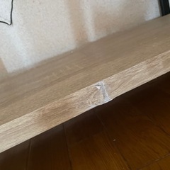 リビングルームに棚ラックとテーブルを2セット1つずつの画像