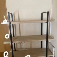 リビングルームに棚ラックとテーブルを2セット1つずつの画像