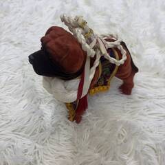 昭和レトロ ベルベット犬 置物 干支 戌 縁起物 豪華飾り 鞍 房紐付き アジアン調 インテリア オブジェ 希少 コレクション 置き物の画像