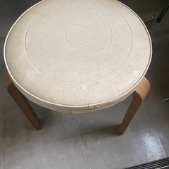 白い丸椅子の画像
