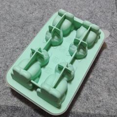 猫の形の氷が作れる入れ物の画像