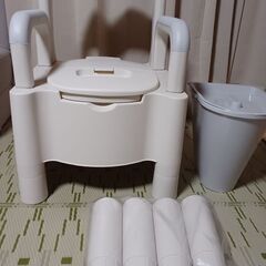 新品未使用‼️値下げ‼️ポータブルトイレ　３段階調整　介護の画像