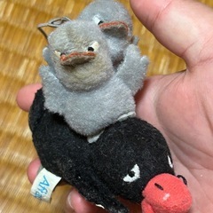 アフラックの黒いカラスの親子の画像