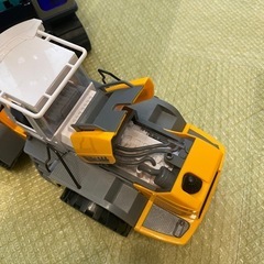 大きいショベルカー、ホイールローダー 原木運搬車の画像
