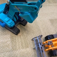 大きいショベルカー、ホイールローダー 原木運搬車の画像