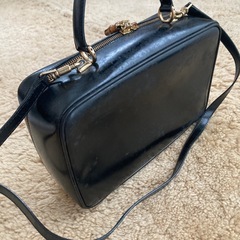 【正規品】GUCCI ブラックレザー ショルダーバッグの画像