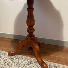木製サイドテーブルの画像