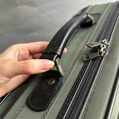 ビジネスバッグ　カーキ　グリーン　緑　ナイロン　鍵付き　レトロ　レザー調の画像
