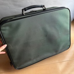 ビジネスバッグ　カーキ　グリーン　緑　ナイロン　鍵付き　レトロ　レザー調の画像