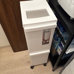 シングルマットレス、折りたたみテーブル、ゴミ箱の画像