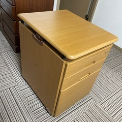 子供用机のサイド収納の画像