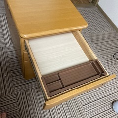 子供用机のサイド収納の画像