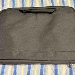 持ち運びや出し入れに便利な取っ手付きのスリムインナーケース。三辺オープンタイプ。11.6インチワイド対応。ブラック。 IN-GH11BKの画像