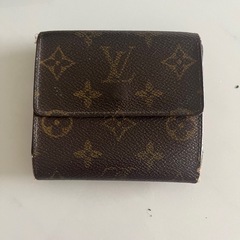 Louis Vuittonのモノグラムデザインの三つ折り財布の画像