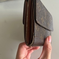 Louis Vuittonのモノグラムデザインの三つ折り財布の画像