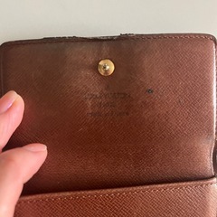 Louis Vuittonのモノグラムデザインの三つ折り財布の画像