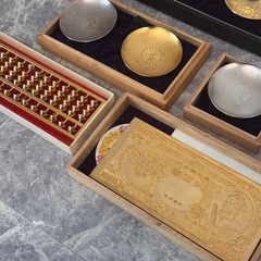 【縁起物】 金盃 干支 24KGP 酒器 そろばん ゴールド お札 　の画像
