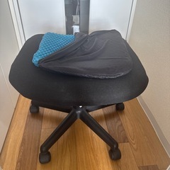 ジム用椅子とお尻に優しいハニカム型クッションの画像