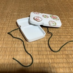 陶器の容れ物の画像