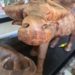 木彫りの水牛の画像