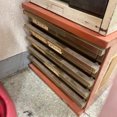 引き出し 収納 事務所の画像