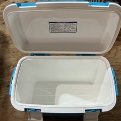 アウトドアに活用✨ montana モンタナ クーラーボックス 保冷 生活雑貨 キャンプ用品 釣り 大容量 水色 白 赤の画像