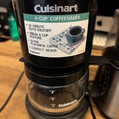 コーヒーミルとコーヒーメーカーの画像