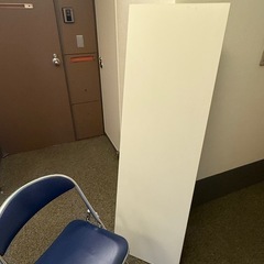 机と椅子など事務所用品を沢山の画像