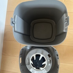 Combi おむつ処理ポット グレーと黒の画像
