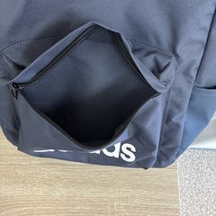 adidasリュックの画像