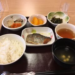 包丁をほぼ使わないの簡単給食盛り付け調理！昼夕の週1-2日で曜日相談＊夕方勤務には夕方手当ありの画像