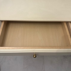 アイボリーの木製デスクの画像