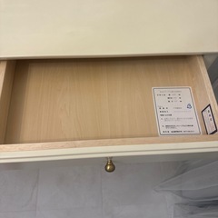 アイボリーの木製デスクの画像