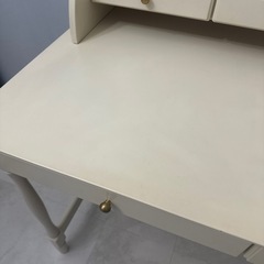 アイボリーの木製デスクの画像