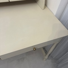 アイボリーの木製デスクの画像