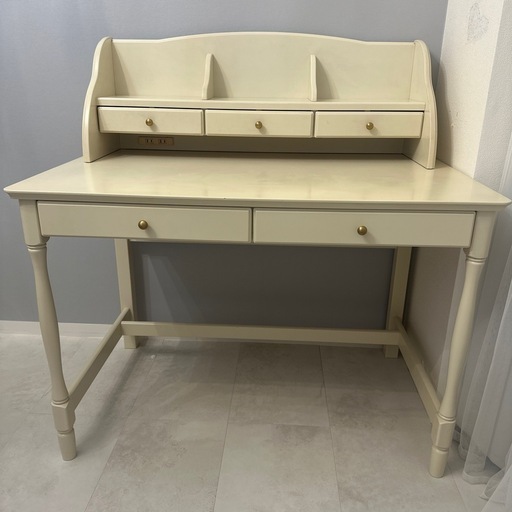 アイボリーの木製デスク