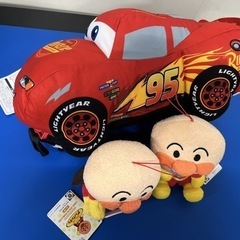 カーズ ライトニングマックィーンのリュックとアンパンマンのぬいぐるみ2体の画像