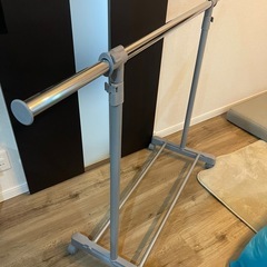 伸縮ハンガーラック　キャスター付きの画像