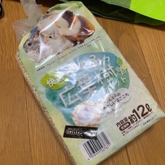 ハムスター用　エサ　＆　広葉樹マットの画像
