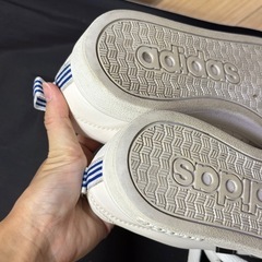 adidas スニーカーの画像