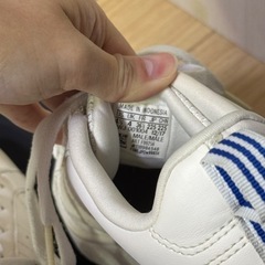 adidas スニーカーの画像