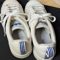 adidas スニーカーの画像