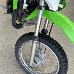 Kawasaki KLX110 オフロードバイクの画像