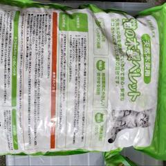 猫の木製ペレット　新品１０kgにおまけつきの画像