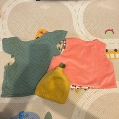 ベビーベストと帽子の画像